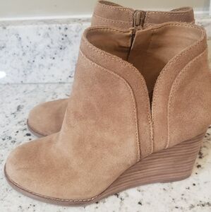 Lucky Brand Suede Wedge Ankle Boots in size 6M